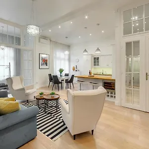 Romantic Riverview Bestern Apartman